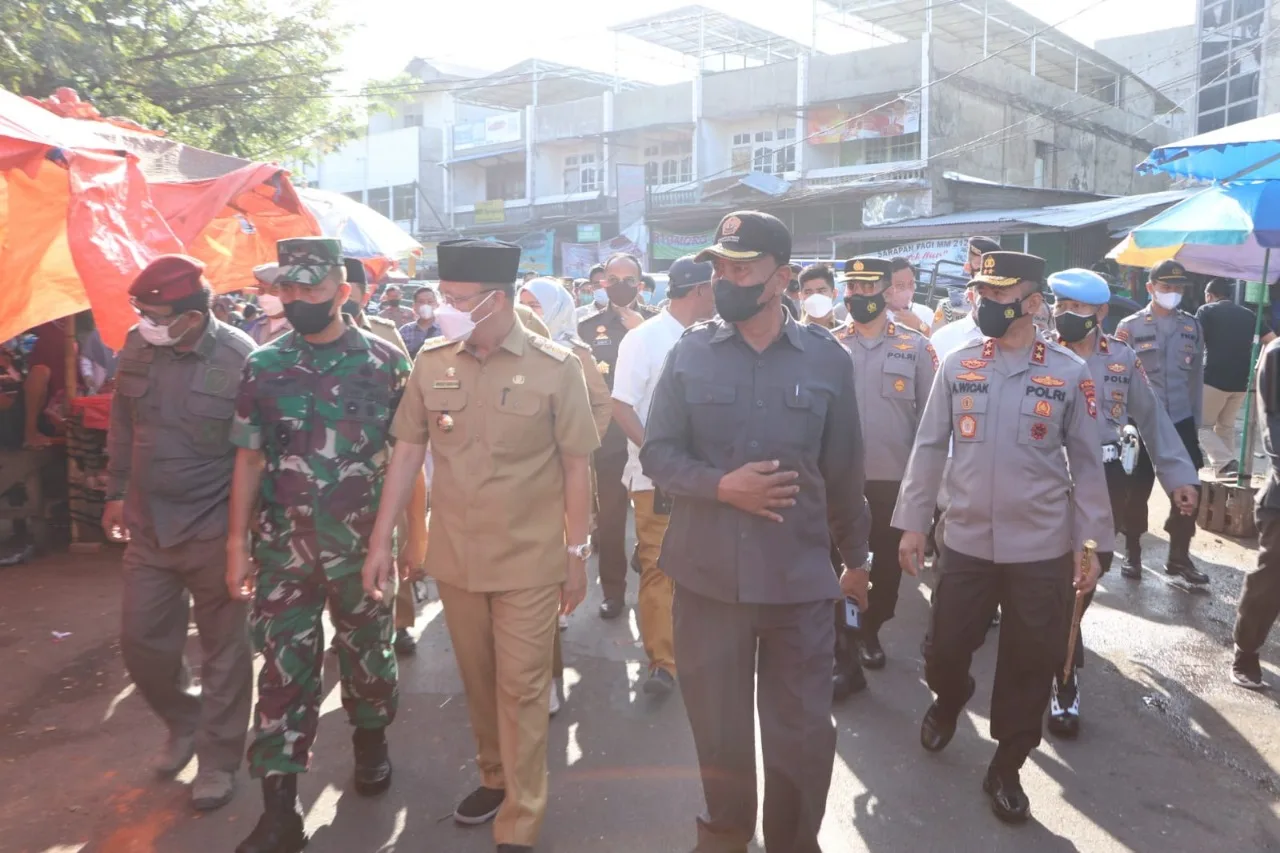Kapolda dan Gubenur Bengkulu Tinjau Pasokan Sembako di Pasar Panorama