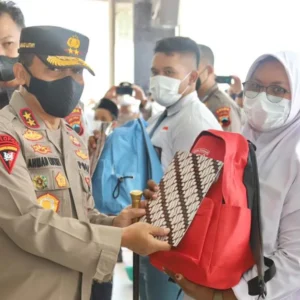 Kapolda Jateng Beri Bantuan 427 Yatim dan Piatu Akibat Covid- 19 Kapolda Jateng Beri Bantuan 427 Yatim dan Piatu Akibat Covid- 19