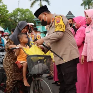Kapolres dan Bhayangkari Cabang Demak Bagikan Takjil Kepada Warga Kapolres dan Bhayangkari Cabang Demak Bagikan Takjil Kepada Warga