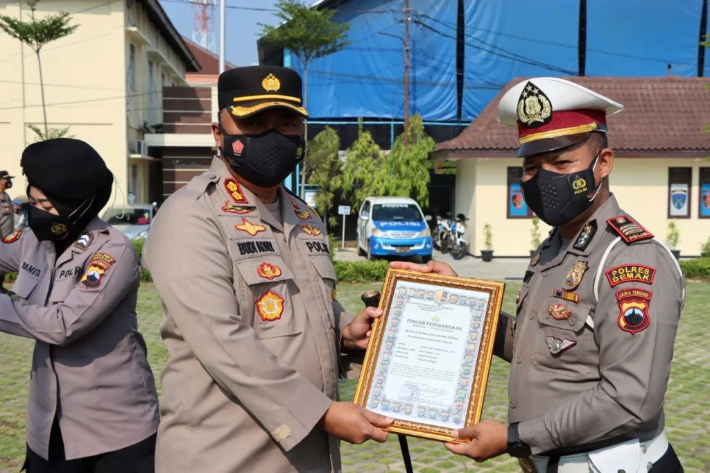 Kapolres Demak Beri Penghargaan Kepada Anggota Berprestasi
