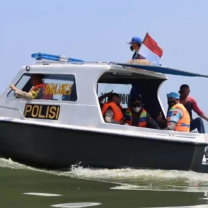 Kapolres Demak Patroli Menyusuri Pantai Morodemak Sekaligus Beri Bantuan
