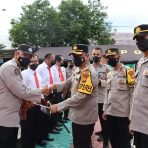 Kapolres RL Berikan Penghargaan Kepada Personel Berprestasi