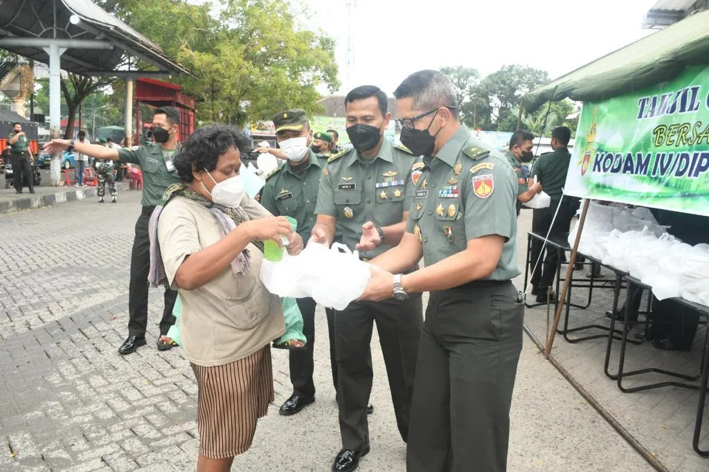Kodam IV/Diponegoro Berbagi Takjil Buka Puasa