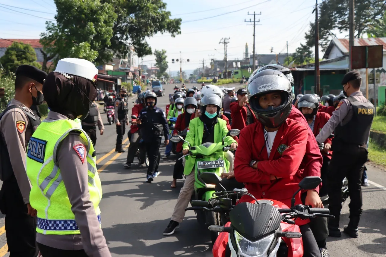 Lakukan Pengawalan, Polres RL Imbau Peserta Demo