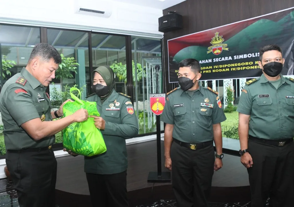 Mayjen TNI Widi Prasetijono Bagikan Logistik Untuk Personel Kodam IV/Diponegoro
