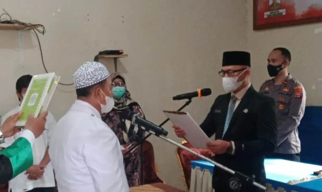 Mewakili Bupati, Camat Rudi Hartono Lantik Pjs Kades Retak Mudik