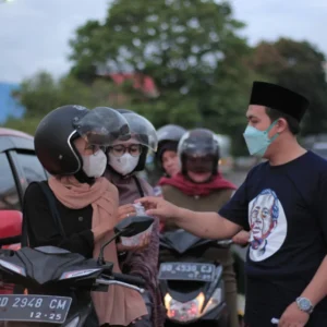 Pemuda Lintas Iman dan Sahabat Mahfud Bengkulu Rajut Kebersamaan Lewat Bagi Takjil