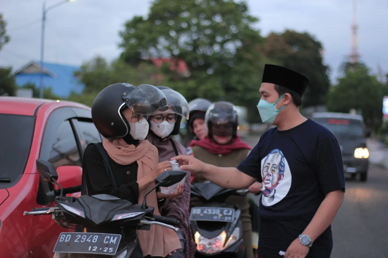 Pemuda Lintas Iman dan Sahabat Mahfud Bengkulu Rajut Kebersamaan Lewat Bagi Takjil
