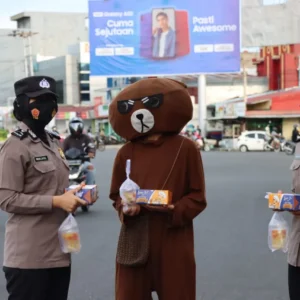 Peringati Hari Kartini, Polwan Polres Bengkulu Bagikan Takjil Gratis Peringati Hari Kartini, Polwan Polres Bengkulu Bagikan Takjil Gratis