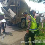 Polres Bengkulu Tengah Tambal Jalan Berlubang
