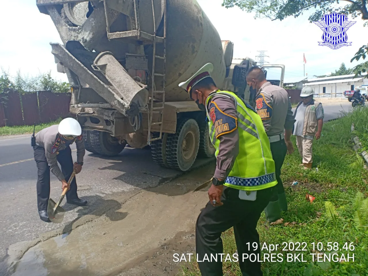 Polres Bengkulu Tengah Tambal Jalan Berlubang