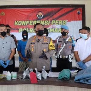 Polres Demak Tangkap Pembuat Obat Mercon Polres Demak Tangkap Pembuat Obat Mercon