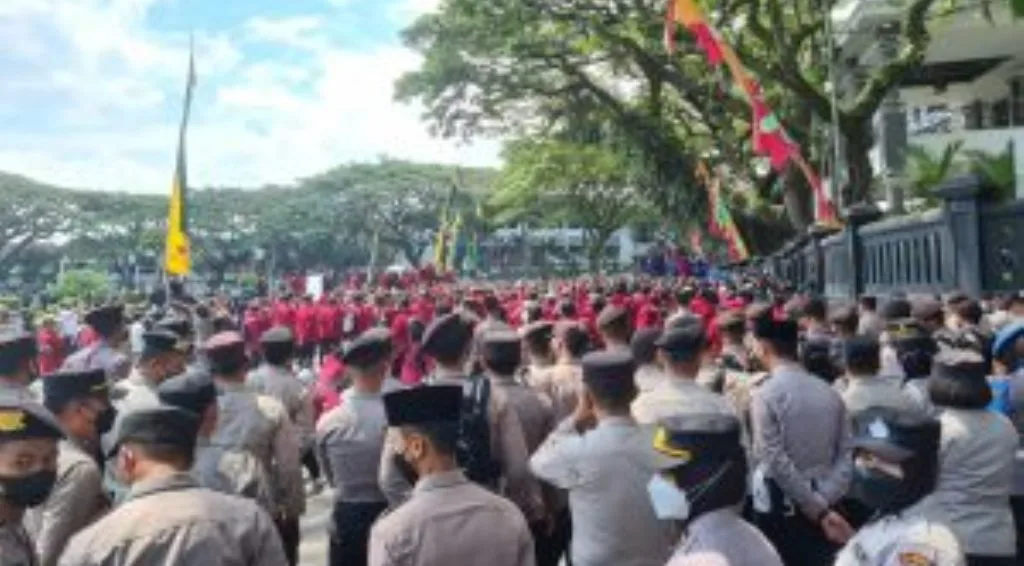 Polresta Malang Kota Kawal Aksi BEM, Terjunkan Pasukan Asmaul Husna