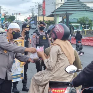 Ramadan, Kapolres Rejang Lebong Berbagi Takjil Gratis