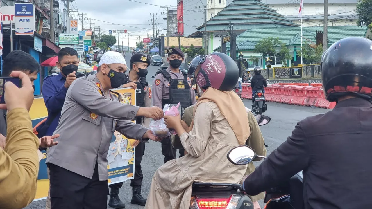 Ramadan, Kapolres Rejang Lebong Berbagi Takjil Gratis