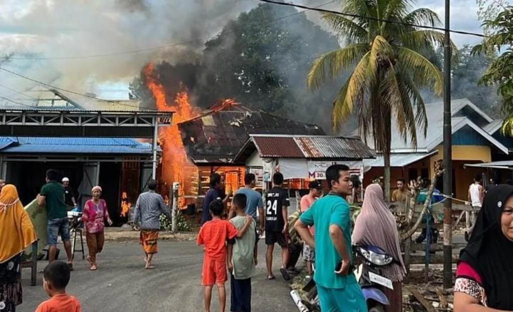 Rumah Warga Desa Sibak Dilalap Si Jago Merah