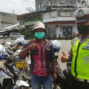 Satlantas Polres RL Bagikan Masker Gratis Kepada Pengguna Jalan