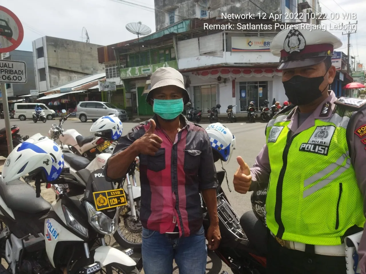 Satlantas Polres RL Bagikan Masker Gratis Kepada Pengguna Jalan