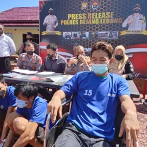 Sebelum Menjarah Korban, Kawanan Perampok Ini Sebar Ranjau Paku di Jalan
