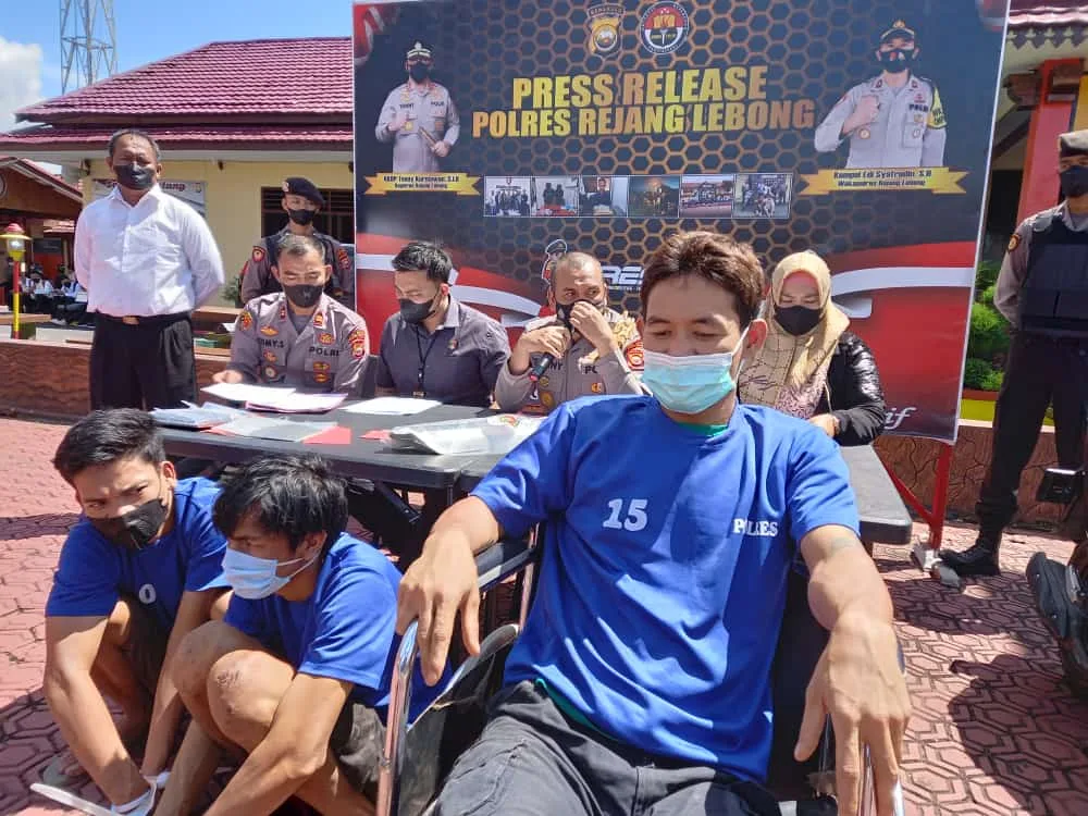 Sebelum Menjarah Korban, Kawanan Perampok Ini Sebar Ranjau Paku di Jalan