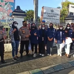 Sekuntum Bunga Untuk Polisi dari Mahasiswi Aksi 11 April Bengkulu
