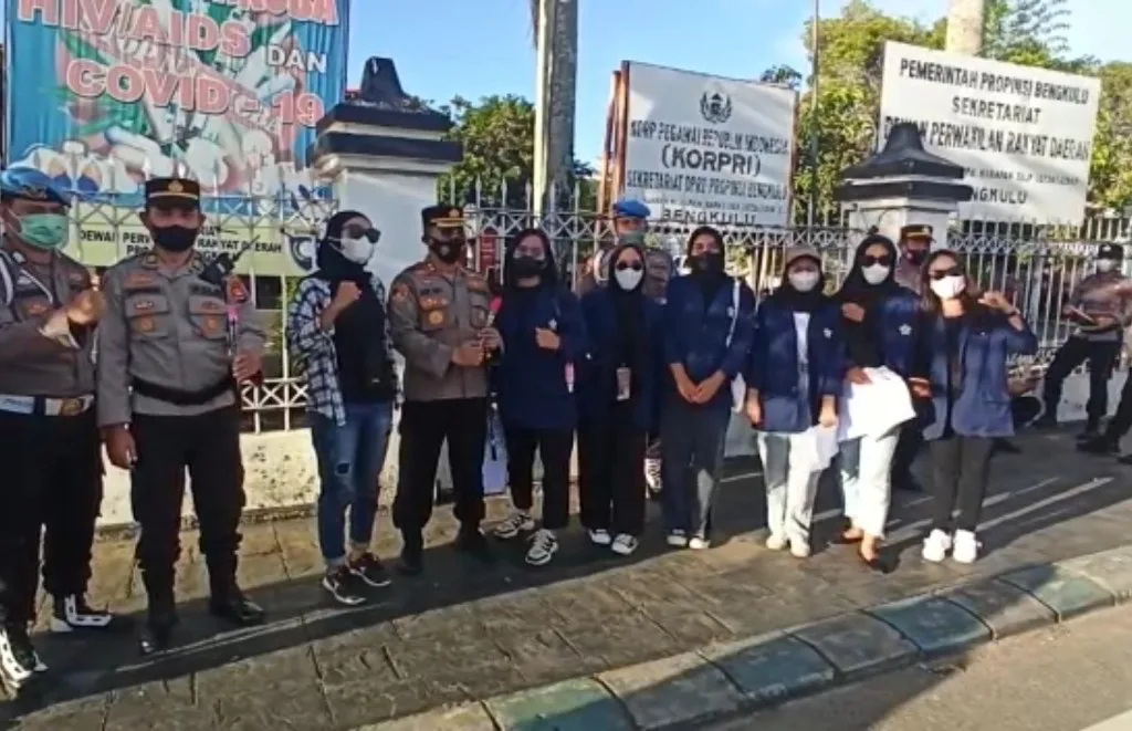 Sekuntum Bunga Untuk Polisi dari Mahasiswi Aksi 11 April Bengkulu
