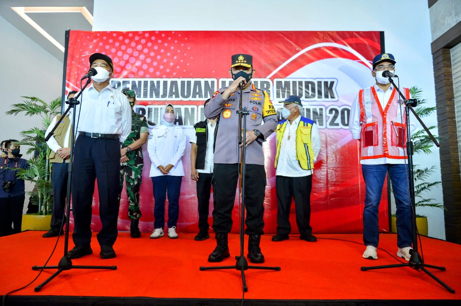 Tinjau Pelabuhan Merak, Kapolri Apresiasi Masyarakat yang Mudik Lebih Awal