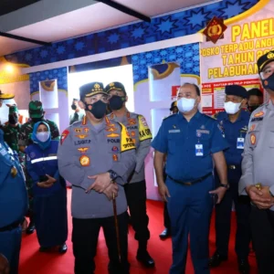 Tinjau Pelabuhan Tanjung Perak, Kapolri: Transportasi Laut Alternatif Kurangi Kemacetan Arus Mudik