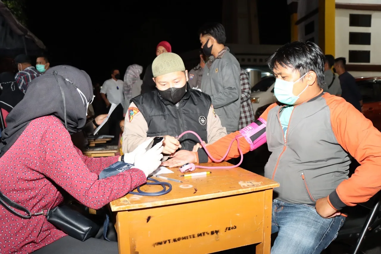 Vaksinasi Keliling Polres RL di Masjid Usai Tarawih Disambut Antusias Warga
