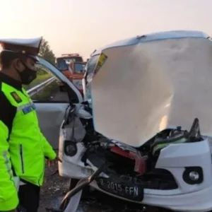 2 Pria Tewas Akibat Kecelakaan Maut di Tol Cipali 2 Pria Tewas Akibat Kecelakaan Maut di Tol Cipali