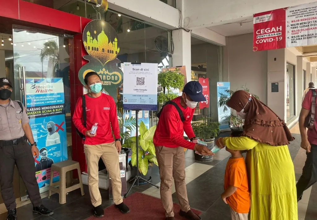 BIN Bengkulu dan Dinkes Bagikan Masker dan Hand Sanitizer Bagi Pengunjung Objek Wisata