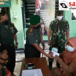 Dandim 0826 Pamekasan Serahkan BLT-Minyak Goreng Kepada Warga