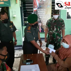Dandim 0826 Pamekasan Serahkan BLT-Minyak Goreng Kepada Warga