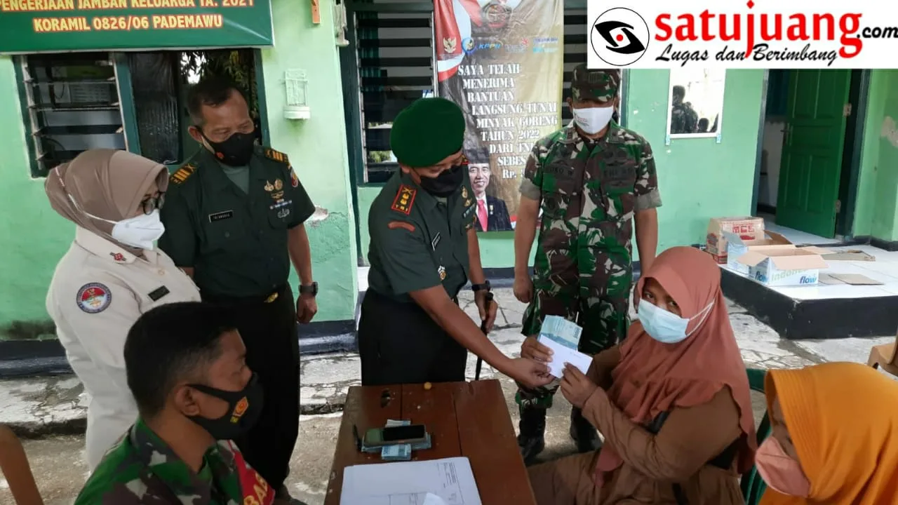 Dandim 0826 Pamekasan Serahkan BLT-Minyak Goreng Kepada Warga