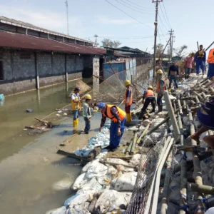 Ditpolairud Polda Jateng Terus Patroli dan Bantu Perbaiki Tanggul