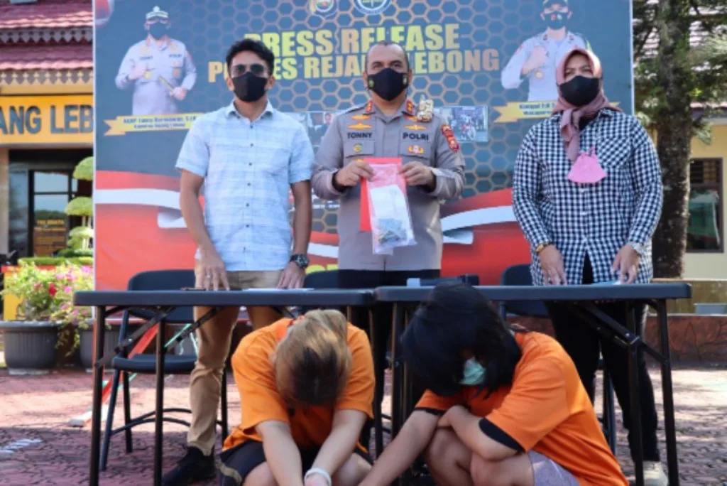 Dua Wanita Muda Tertangkap Miliki 7 Paket Ganja