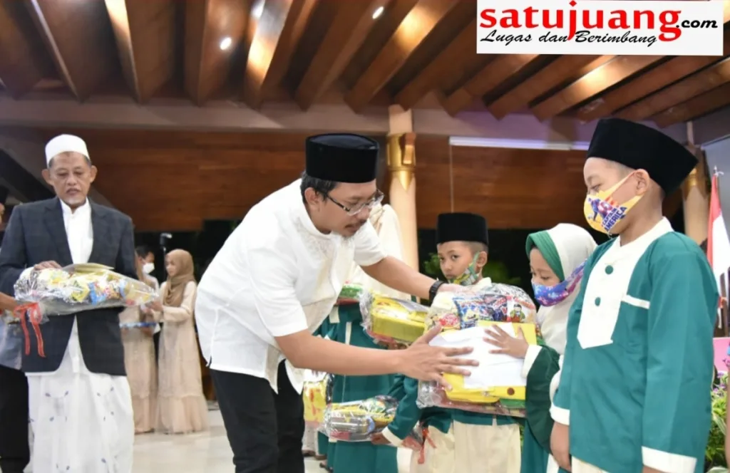 Gus Muhdlor : Santri Jangan Mau Diremehkan Sebagai Kaum Sarungan  