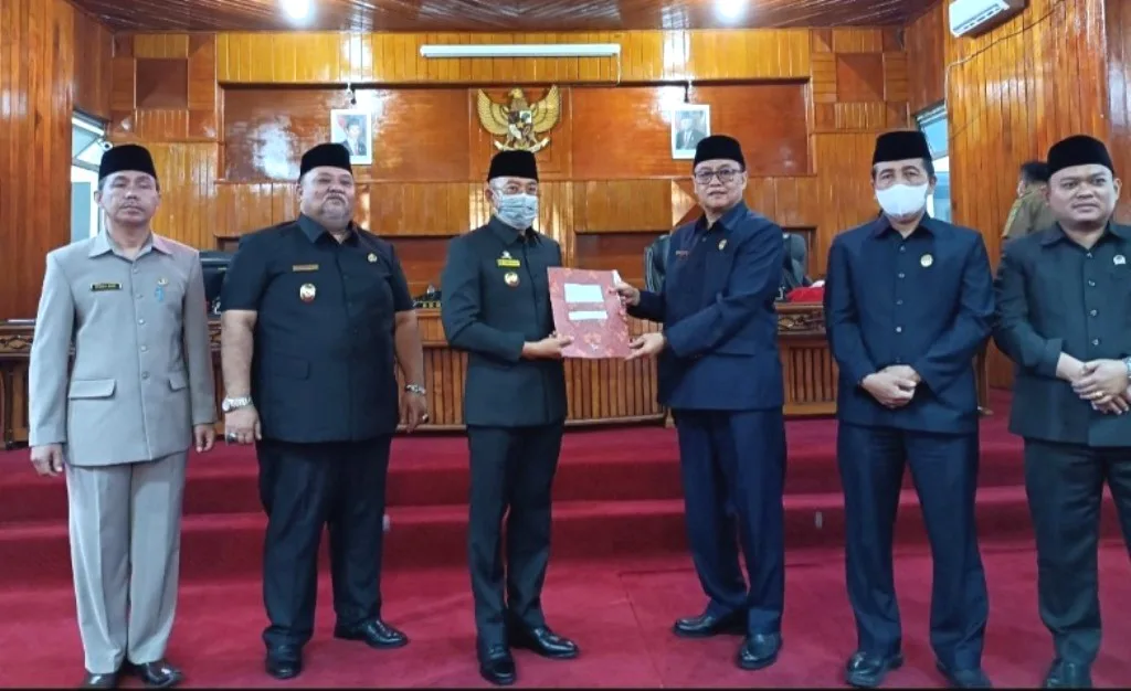 Hadiri Paripurna DPRD, Pemkab BS Terima Hasil Pembahasan LKPJ 2021