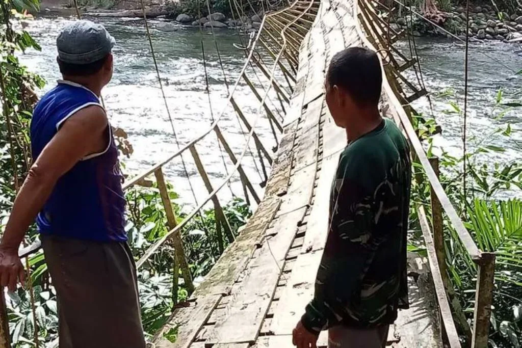 Jembatan Gantung di Seluma Putus, Belasan Anak Loncat ke Sungai