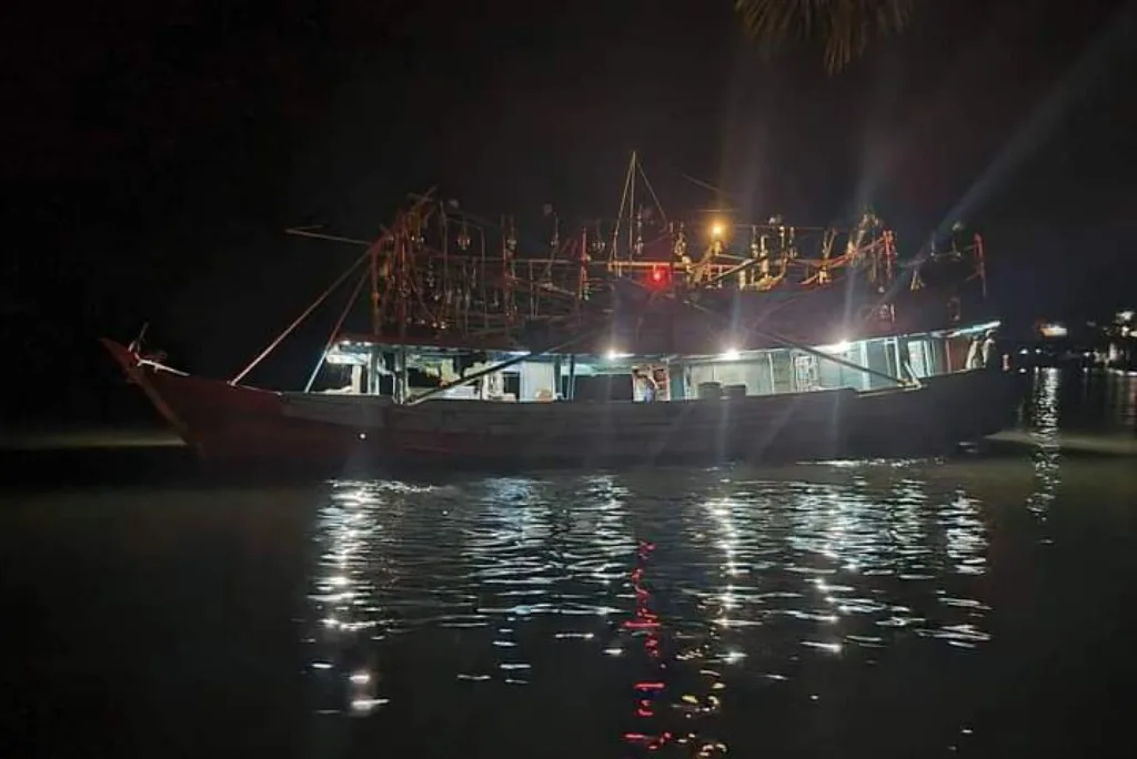 Kapal Milik Pengusaha AK Diduga Angkut Solar Bersubsidi, Warga Geram