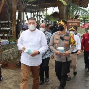 Kapolres Batu dan Wabup Malang Bagikan Masker di Tempat Wisata Kapolres Batu dan Wabup Malang Bagikan Masker di Tempat Wisata