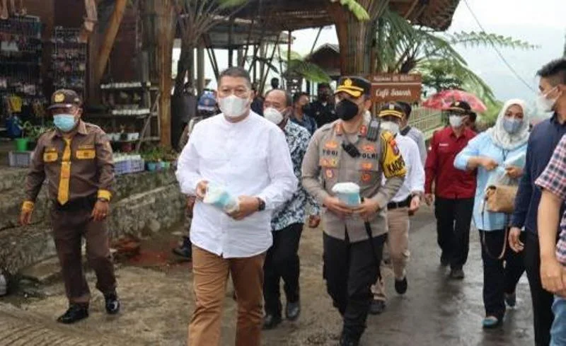 Kapolres Batu dan Wabup Malang Bagikan Masker di Tempat Wisata