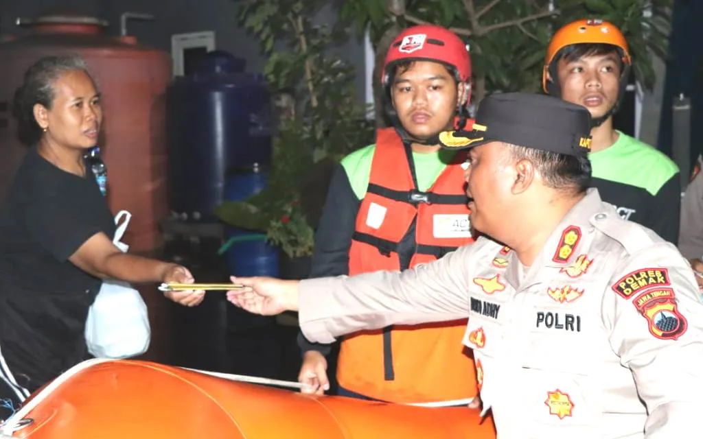 Kapolres Demak Beri Bantuan Kepada Warga Korban Banjir Rob