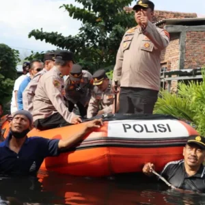 Kapolres Lakukan Pengecekan Banjir Rob di Pesisir Demak