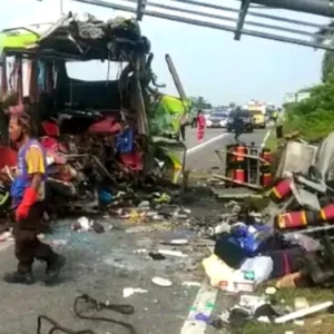Kecelakaan Maut, Bus Tabrak Tiang Reklame 13 Orang Tewas