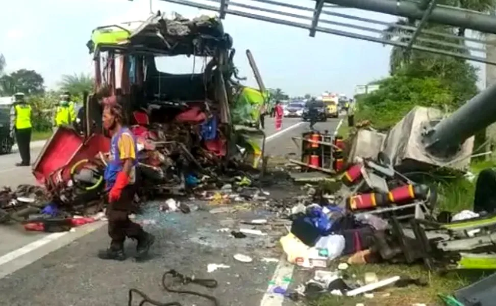 Kecelakaan Maut, Bus Tabrak Tiang Reklame 13 Orang Tewas