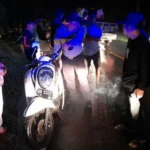 Lagi Ganjal Ban Mobil Mogok, Pria Ini Ditabrak Sepeda Motor