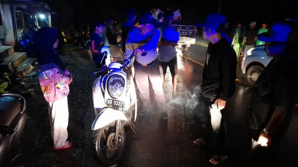 Lagi Ganjal Ban Mobil Mogok, Pria Ini Ditabrak Sepeda Motor