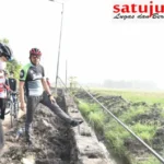 Pakai Sepeda Ontel, Gus Muhdlor Cek Proyek Betonisasi