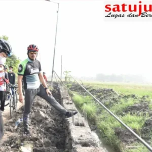 Pakai Sepeda Ontel, Gus Muhdlor Cek Proyek Betonisasi